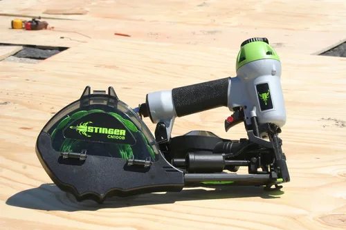 Vista 2 de Kit de Clavadora Neumática de Tapa STINGER CN100B, Herramienta y 8000 tapas/clavos, Clavos de tapa colados para capa base de techo y envoltura