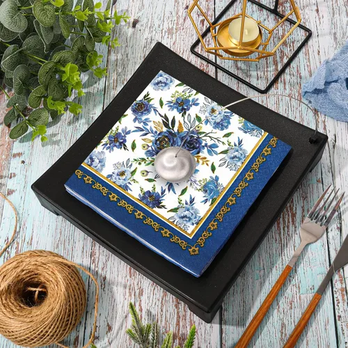 Vista 3 de AnyDesign Paquete de 80 servilletas de papel florales azul marino con flores azules y blancas, servilletas de almuerzo desechables con marco dorado