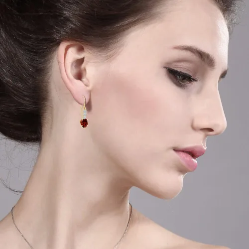 Vista 2 de Gem Stone King Aretes colgantes de alambre francés de oro amarillo de 14 quilates con granate rojo y topacio blanco para mujer