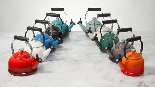 Vista 6 de Le Creuset - Tetera de acero esmaltado de media capacidad con acabados metálicos, 1.25 cuartos de galón, Llama