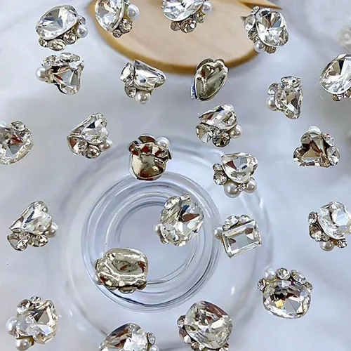Vista 6 de 8 piezas de perlas 3D de diamantes de imitación para uñas, dijes de perlas brillantes de corazón de lujo, corazones blancos transparentes, copos