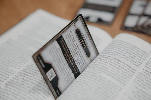 Vista 3 de Tarjetas con versículo bíblico (KJV) Diseño de tarjetas coleccionables en paquetes de aluminio – Fe, salvación y esperanza 30 tarjetas