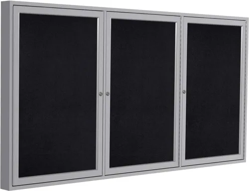 Ghent Tablero de anuncios cerrado de goma reciclada de 3 puertas de 36 x 72 pulgadas, interiores, resiste roturas, con cerradura, marco de aluminio