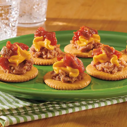 Vista 8 de RITZ Galletas Originales y Queso Fácil Cheddar, paquete variado de aperitivos, 1 caja de tamaño familiar y 2 latas