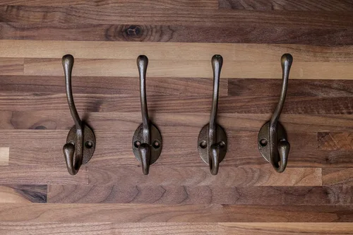 Vista 6 de CRAFTSMAN ROAD Ganchos de pared vintage de hierro fundido (acabado de latón antiguo, juego de 4) – Ganchos rústicos para abrigos de granja