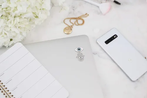 Vista 8 de Pegatinas de metal para fundas de teléfonos celulares. Juego de 2 hojas reutilizables y extraíbles sin residuos. Símbolos espirituales universales