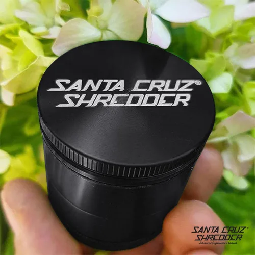 Vista 8 de Santa Cruz Shredder Molinillo de hierbas de 3 piezas mediano 2 1/8" agarre superior y aluminio (negro)
