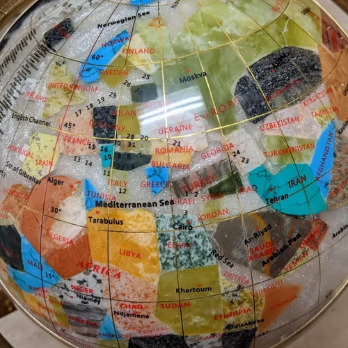 Vista 8 de GLOBO DE PIEDRAS DE MADRE NÁCARLA DE 14" con soporte dorado