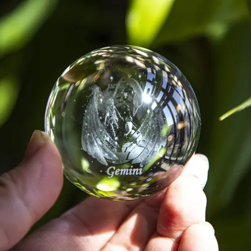 Vista 4 de Bola de cristal de constelación 3D de 60 mm, peso de papel de cristal completo de vidrio Fengshui con soporte floral plateado (Géminis)