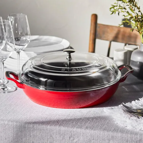 Vista 2 de Staub - Cazuela de hierro fundido de 3.5 cuartos con tapa de cristal