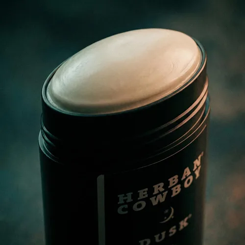 Vista 2 de Herban Cowboy Desodorante con infusión de aloe Dusk con toques de cedro, lavanda, lima y sándalo (2.8 onzas)