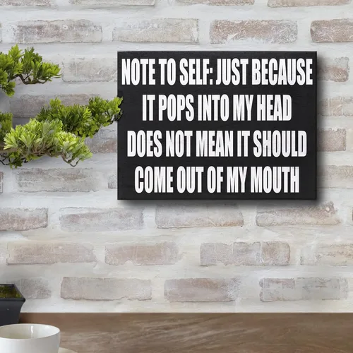 Vista 4 de Divertido letrero de madera para decoración de oficina con texto en inglés "Note to Self Just Because It Pops Into My Head", letrero de escritorio