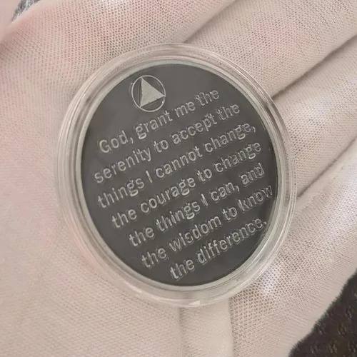 Vista 2 de Ficha de aniversario de recuperación de monedas AA y medallones con chip de sobriedad Grateful to Be Alive (paquete de 10)