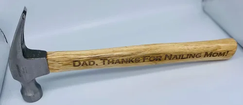 Vista 4 de Divertido regalo para el Día del Padre (Thanks for Nailing Mom) grabado tamaño completo estándar de 16 oz. Martillo totalmente funcional, hecho a