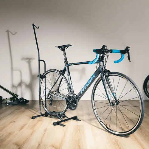 Vista 8 de CyclingDeal Soporte vertical para bicicleta – Estante de estacionamiento de piso ajustable vertical y horizontal de alta calidad para bicicletas