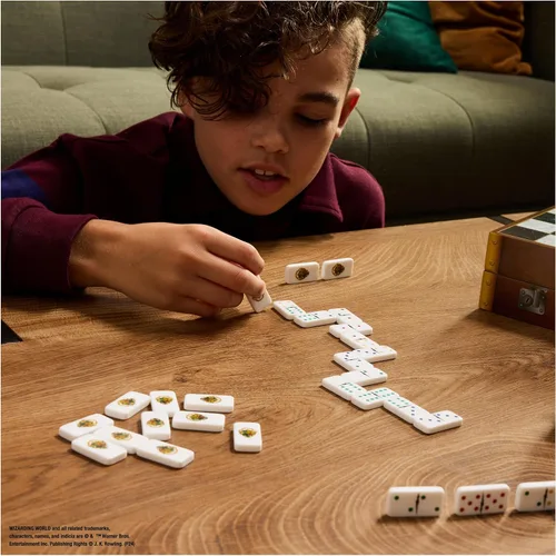 Vista 8 de Spin Master Games, El baúl de juegos del Mundo Mágico de Harry Potter de 6 en 1 con caja de almacenamiento de madera, para fanáticos