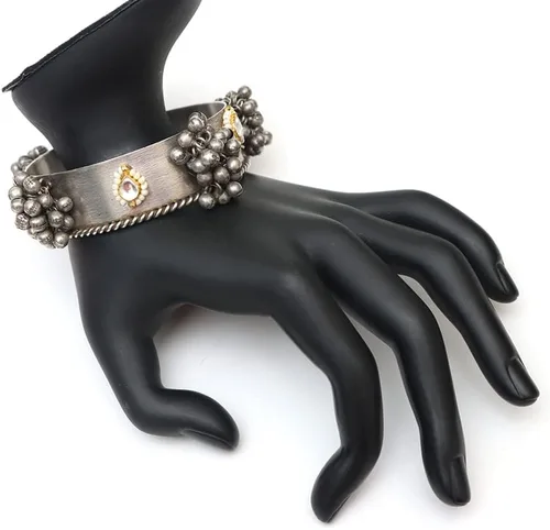 Vista 3 de Pulsera Ozanoo GhungrooKada para mujer y niña, Latón, Sin gemas.