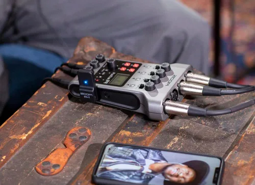 Vista 9 de Zoom PodTrak P4 - Grabadora portátil de podcasts con 4 pilas AA, tarjeta SD de 32 GB, cable USB-C a USB-C y paño de pulido StreamEye
