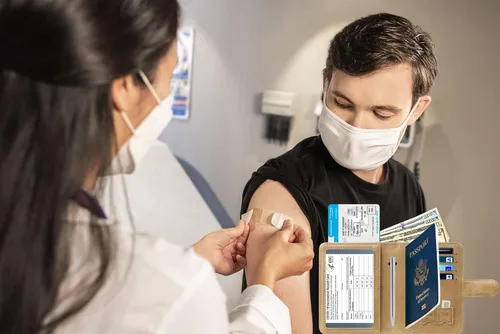 Vista 7 de Funda para pasaporte, cartera con bloqueo RFID, funda de piel para tarjetas, accesorios de viaje para mujeres y hombres, 111#Marrón, Ranura