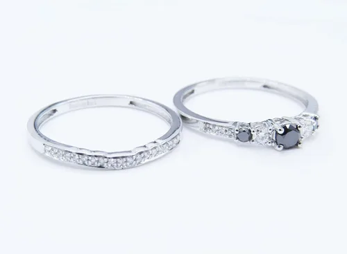 Vista 4 de Dazzlingrock Collection Juego de anillos de compromiso de oro blanco y negro de 10 quilates con diamantes redondos de 0,45 quilates (quilates)