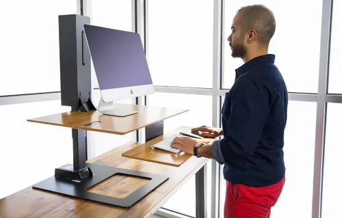 Vista 2 de Uplift Desk - E7 convertidor de escritorio eléctrico de pie con escritorio de bambú y base negra por Uplift Desk