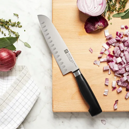 Vista 4 de ZWILLING Four Star - Cuchillo Santoku de borde hueco de 7 pulgadas, color negro y acero inoxidable