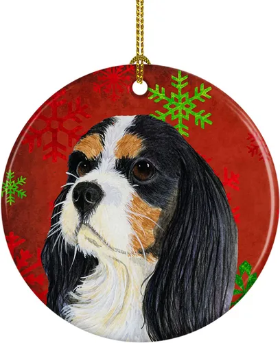 Caroline's Treasures Cavalier Spaniel - Adorno de cerámica para colgar en el árbol de Navidad, copos de nieve rojos y verdes, para el hogar,