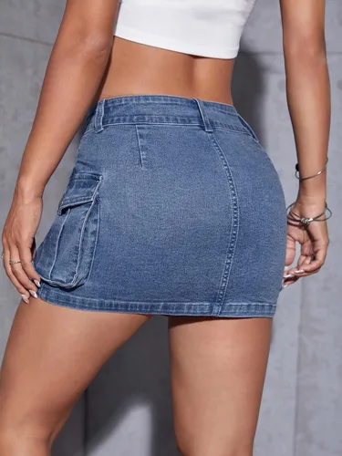 Vista 2 de WDIRARA Minifalda de mezclilla tipo cargo con botones y cintura baja para mujer con bolsillo