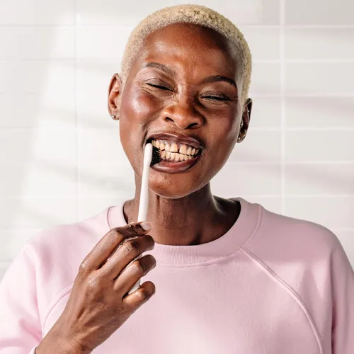 Vista 5 de Boka Cepillo de dientes manual clásico con carbón activado extra suave, cerdas cónicas, mango bioplástico que incluye tapa de viaje, aprobado por