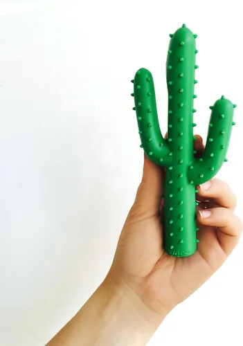 Vista 8 de Waggo Silly Succulent - Juguete de cactus verde para perros flotando en el agua y contiene chirriante