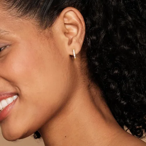Vista 2 de PAVOI Aretes de aro de plata de ley chapados en oro de 14 quilates con circonita cúbica para mujer