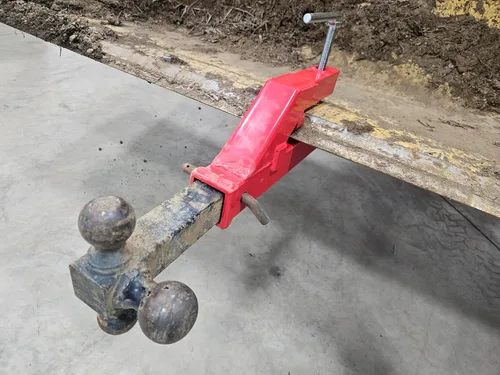 Vista 4 de YINTATECH Abrazadera en enganche de remolque tractor cubo de bola remolque receptor enganche 2 "adaptador de montaje de enganche para Deere Bobcat