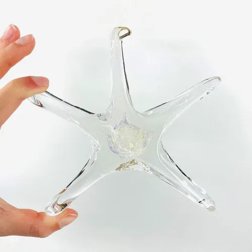 Vista 2 de Luke Adams Glass Decoración de pared de estrellas de mar – Estrellas de mar de cristal hechas a mano para ventanas – Decoración de pared de concha