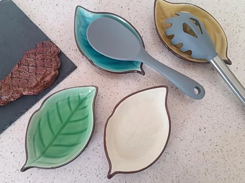 Vista 2 de Soporte de cuchara de cerámica para estufa, soporte de cuchara con decoración de hojas agrietadas, lindo soporte de cuchara para encimera de cocina