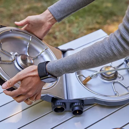 Vista 7 de Coleman Fold ‘N Go 2-Burner Propane Stove, Dual Adjustable Burners with 20,000 BTUs of Power & InstaStart Ignition, Great for Camping, Tailgating
