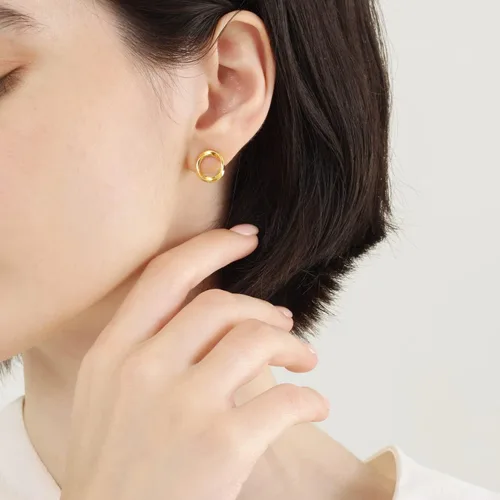 Vista 3 de CHOW SANG SANG Essence 999 - Aretes de aro de oro de 24 quilates con tiras Mobius para mujer 93863E