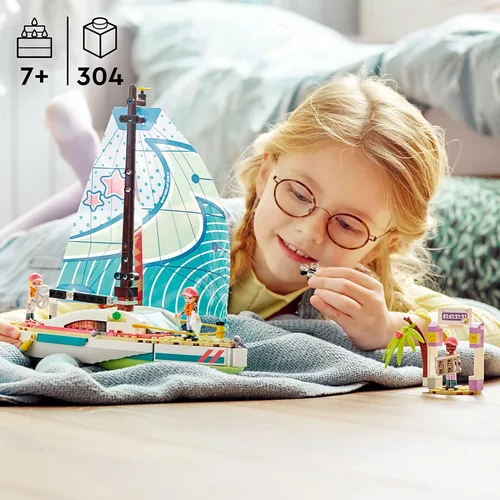 Vista 2 de LEGO Friends Stephanie's Sailing Adventure 41716 - Juego de barco de juguete de construcción de velero con isla, dron y 3 mini figuras, regalo