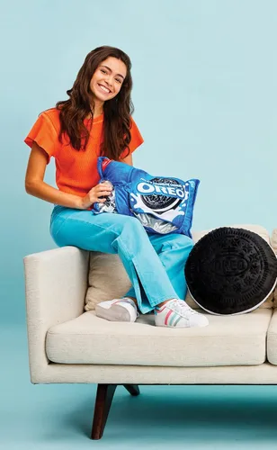 Vista 6 de iscream Almohada de forro polar en relieve de 15 pulgadas con forma de galleta O