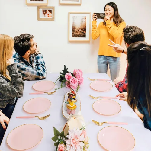 Vista 7 de LIYH 96 piezas de platos desechables de postre y tenedores de oro rosa - Juego de platos de plástico de 19 cm para ensalada, pastel y aperitivos