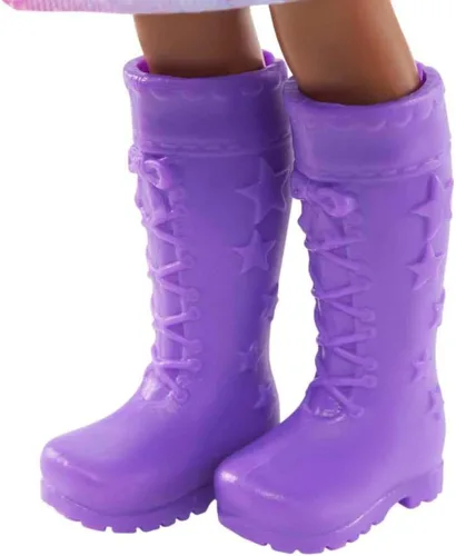 Vista 4 de Juego Barbie Chelsea Can Be con muñeca rubia Chelsea Rockstar (15 cm), guitarra, micrófono, auriculares, 2 entradas VIP, gafas