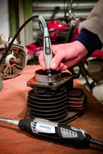 Vista 4 de Dremel Juego de accesorios de cepillo de acero inoxidable 531, 2 cepillos (0.512 in) para limpiar materiales resistentes a la corrosión