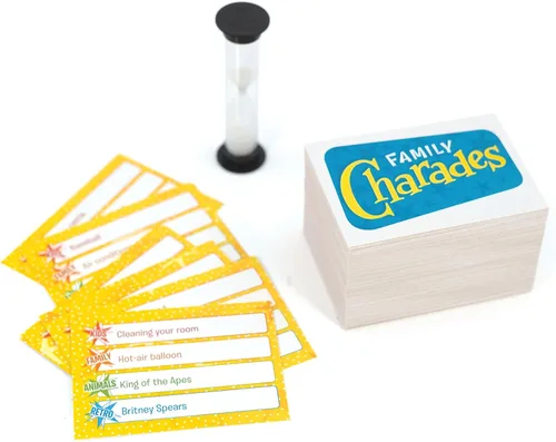 Outset Media Charadas familiares con más de 800 charadas, perfectas para la noche de juegos en familia, 2 o más equipos a partir de 10 años