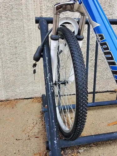 Vista 5 de M-Wave Bloqueo de cable de bicicleta cubierto de silicona, 2' x 0.472 in, rosa