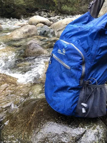 Vista 3 de Outlander Mochila de senderismo 100% impermeable, ligera, plegable, para viajes, mochila de día