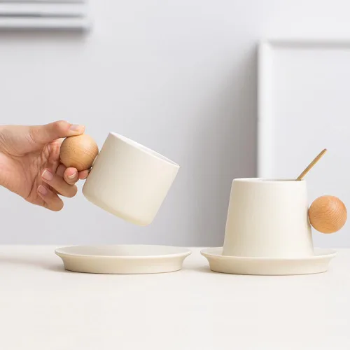 Vista 5 de Sizikato Juego de taza y platillo de porcelana con mango de bola de madera, taza de café de 7 onzas