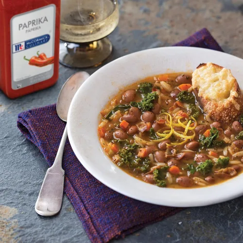 Vista 5 de McCormick Culinary Pimentón, 18 onzas – Un recipiente de 18 onzas de condimento de pimentón dulce, perfecto con pollo, cerdo, adobos de carne de res