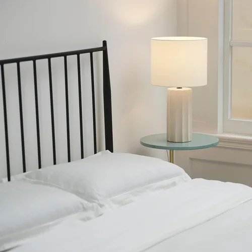 Vista 2 de GLOBE Electric 65922 - Lámpara de mesa de 20 pulgadas, acabado de hormigón acanalado, pantalla de lino blanco