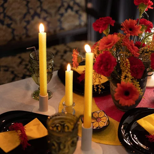 Vista 2 de 8 velas cónicas de cera de abeja enrolladas a mano de 9 pulgadas, cera de abeja pura real, velas de panal hechas a mano, parte superior plana