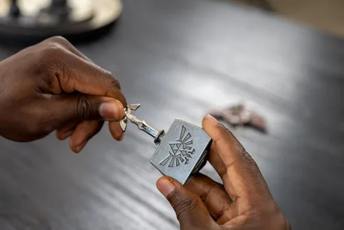 Vista 7 de BePuzzled, Legend of Zelda Master Sword Hanayama Brain Teaser, Mensa nivel 6, para edades de 12 años en adelante