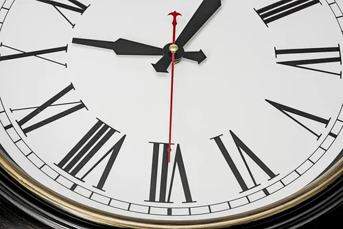 Vista 3 de Bernhard Products Reloj de pared extragrande, 18 pulgadas, marrón oscuro, silencioso de cuarzo, funciona con pilas, sin tictac, número romano